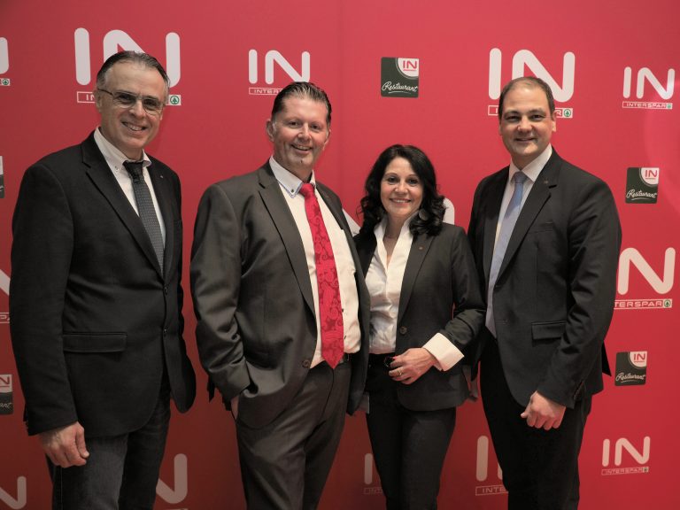 GF Stv. Dietmar Steiner, Interspar Regionaldirektor Andreas Mark, Geschäftsleiterin Interspar Bürs Birgit Köpf und GF Interspar Österreich Johannes Holzleitner bei der Eröffnungsgala. <span class="copyright">Sigrid Juen</span>