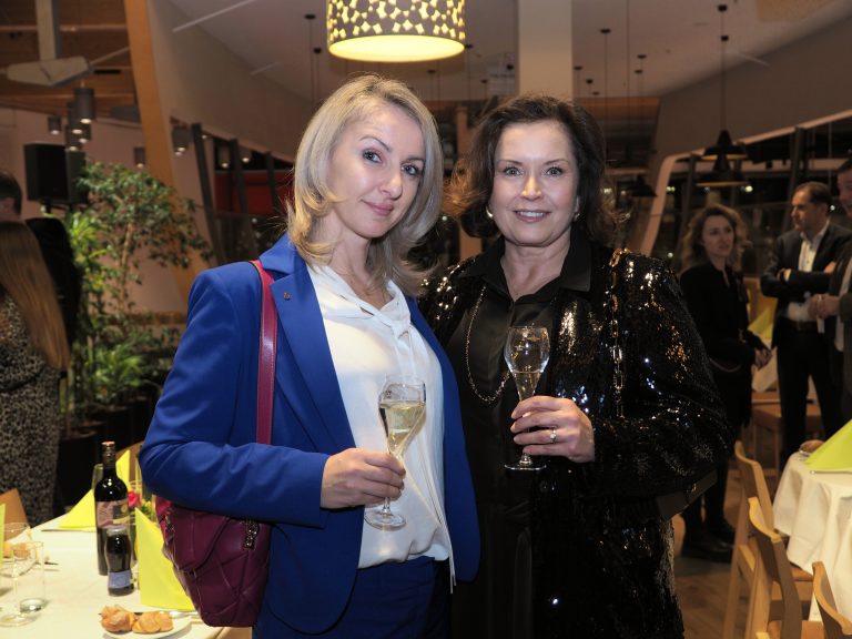 Die Regionaldirektorinnen Ljubica Lucic und Renate Rödig feierten auch mit.