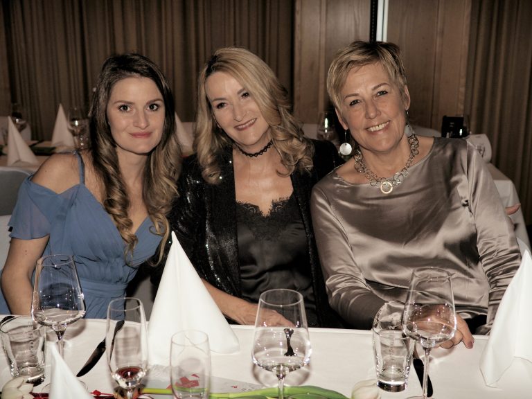 Lea und Renate Feuerstein mit Elke Loewenguth.