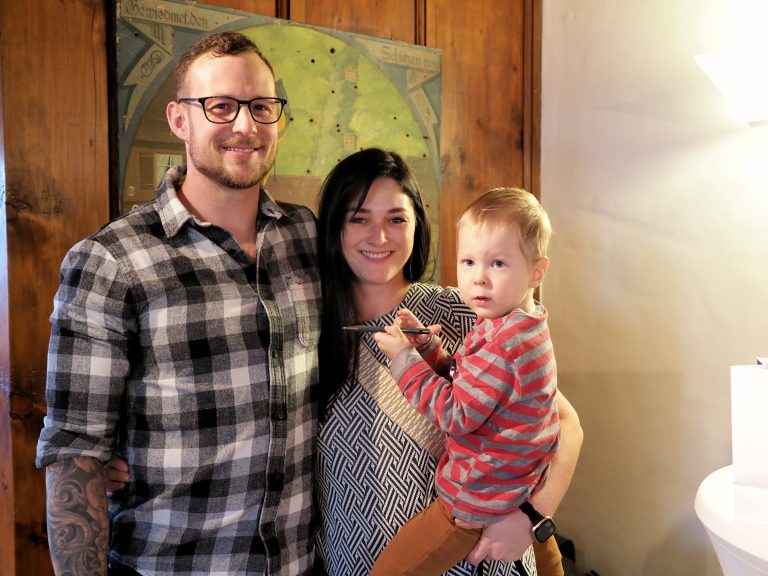Dominik Erhart und Katrin Lins mit Keano.