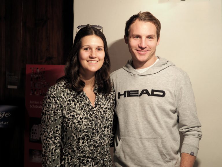 Unter den Besuchern: Marina Lang und Physiotherapeut Lukas Engljähringer.