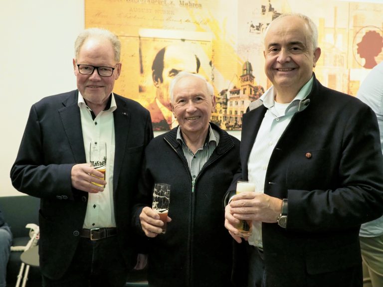 Bürgermeister Manfred Böhmwalder mit Alt BM Werner Huber und Weinpate Günter Vonblon.