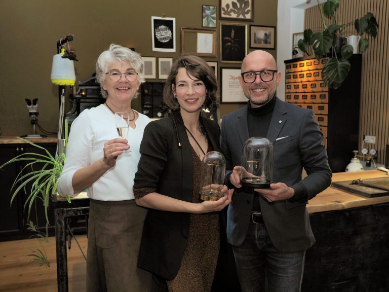 Goldschmiedemeisterin Katrin Eberhard (Mitte) mit Bürgermeister Michael Ritsch und ihrer Mutter Ute bei der offiziellen Eröffnung ihrer Goldschmiede in Bregenz. <span class="copyright">SIE</span>