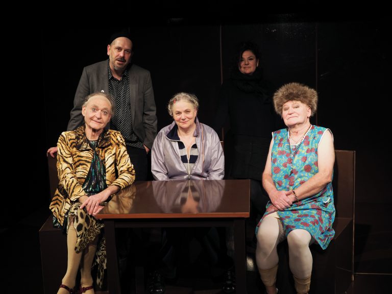 Die drei Hauptdarsteller gemeinsam mit Stephan Kasimir und Caro Stark (stehend). <span class="copyright">Caro Stark</span>