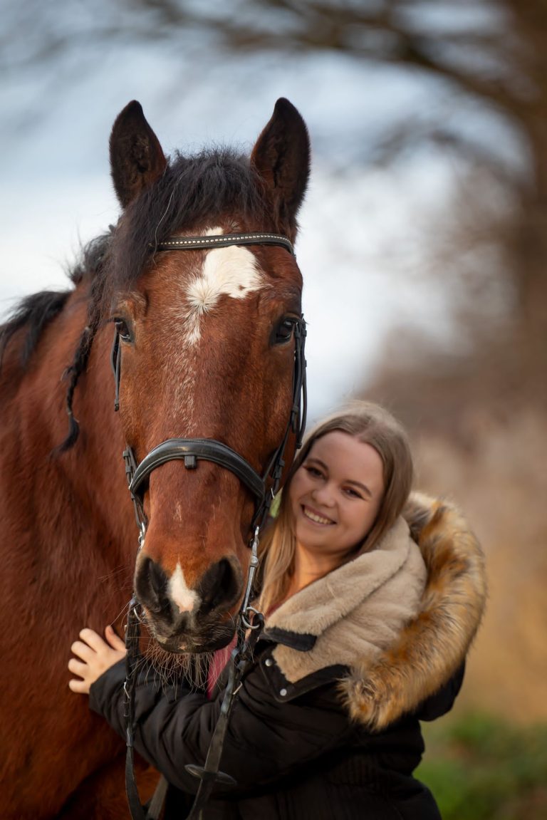 Ausgleich findet Leonie beim Reiten. Gerne verbringt sie ihre Freizeit mit ihrem Pferd in einem Höchster Pferdestall.<span class="copyright">Nathalie Schilcher</span>