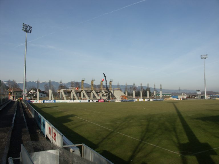 Nach dem erstmaligen Bundesligaaufstieg 2006 wurde mit dem Bau der Westtribüne begonnen. <span class="copyright">Gemeinde</span>