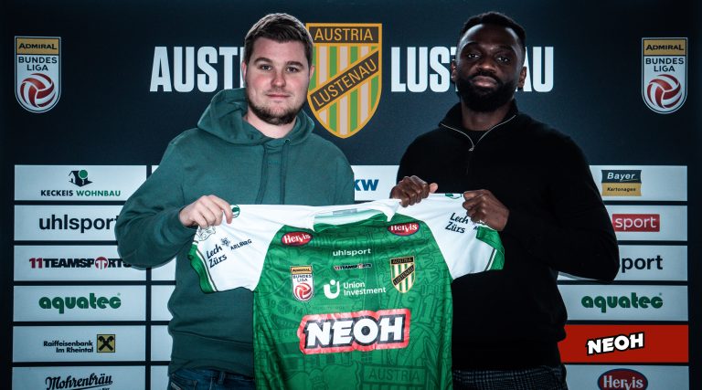 Paterson Chato mit Austrias Sportkoordinator Alexander Schneider. <span class="copyright">Verein</span>