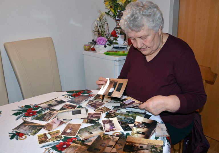 Beim Sortieren alter Fotos schwelgt Pera Kostur in Erinnerungen. <span class="copyright">HRJ</span>