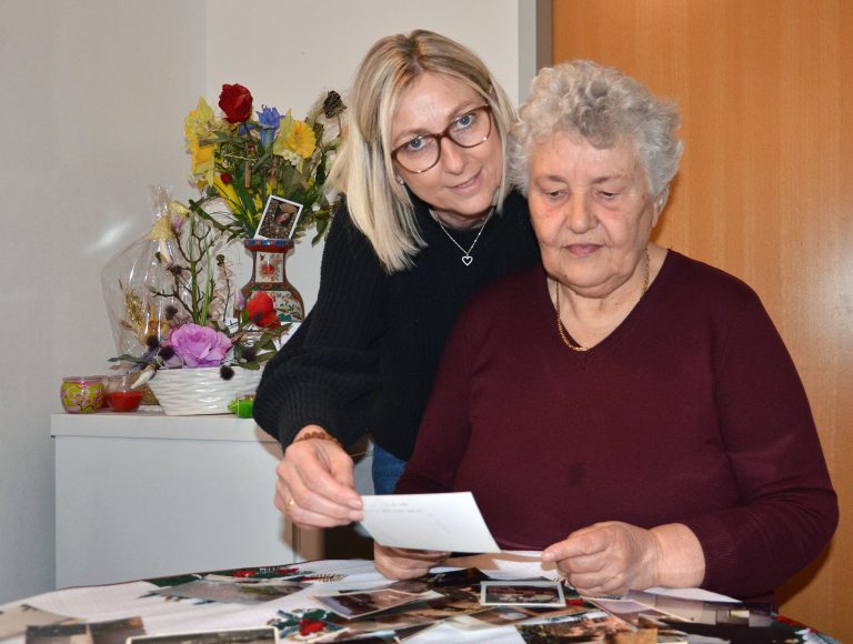 Die Pensionistin schaut sich mit Tochter Jasna Familienfotos aus früheren Zeiten an. <span class="copyright">HRJ</span>