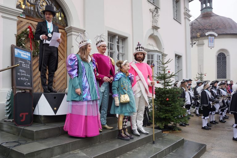 Das Prinzenpaar mit ihrem Zere, ihrem Moderator Lukas (links) und dem Fanfarenzug.