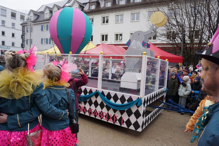 Der Prinzenwagen mit Fesselballon wird von zwei verspielten Elefanten gezogen.