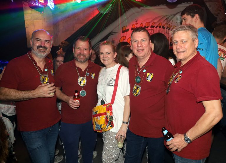 Hörbranzer Raubritter und Gefolgsdame aus dem prinzlichen Seerosengefolge bei der Pyjamaparty der Leiblachtaler Schalmeien.