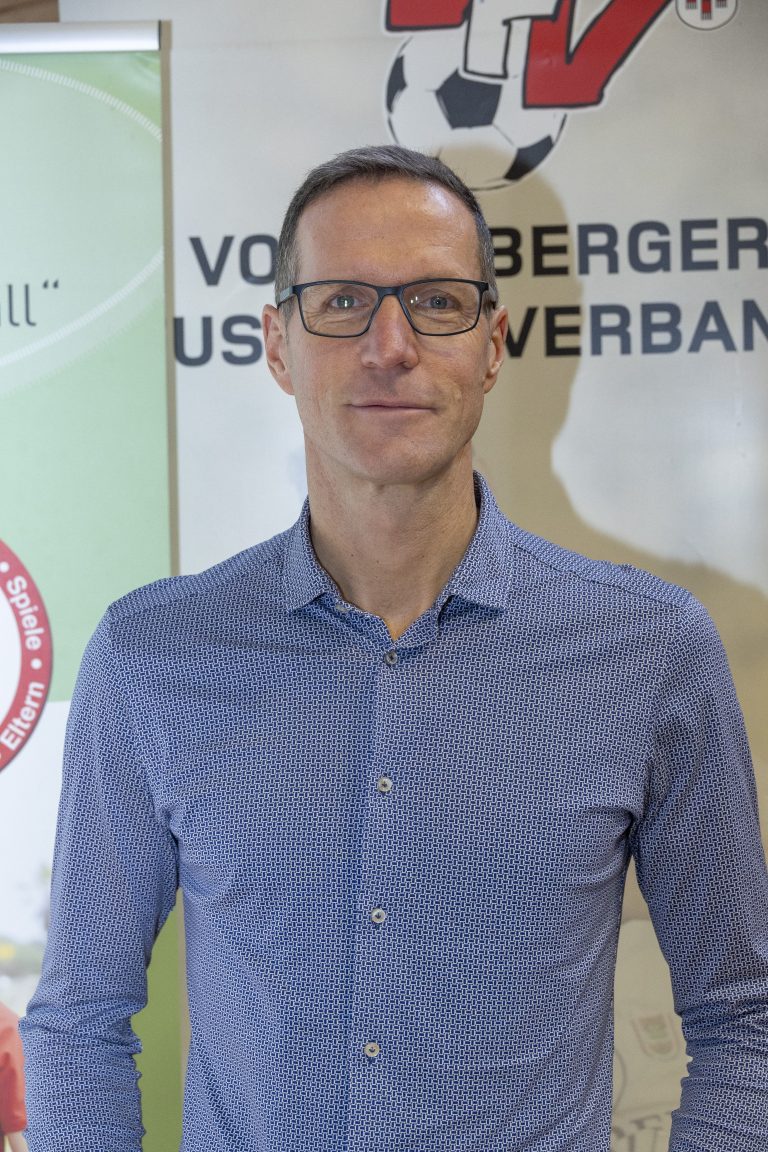 Vom aktiven FIFA-Schiedsrichter zum obersten Schiedsrichter Vorarlbergs: Robert Schörgenhofer (50). <span class="copyright">Paulitsch</span>