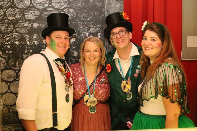 Prinzessin Desiree und Prinz Florian (Mitte) mit zwei ihrer Seerosen.