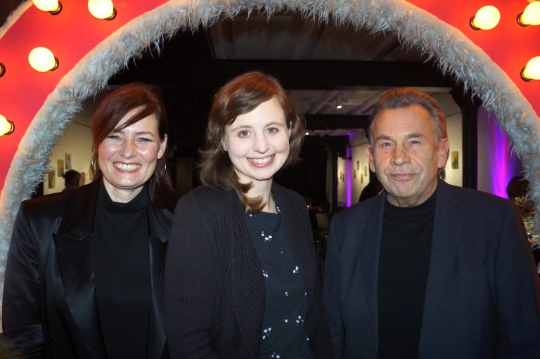Regisseurin Sabine Lorenz, die preisgekrönte Autorin Irene Diwiak und Hausherr Hubert Dragaschnig (v. l.).<span class="copyright"> YAS/7</span>
