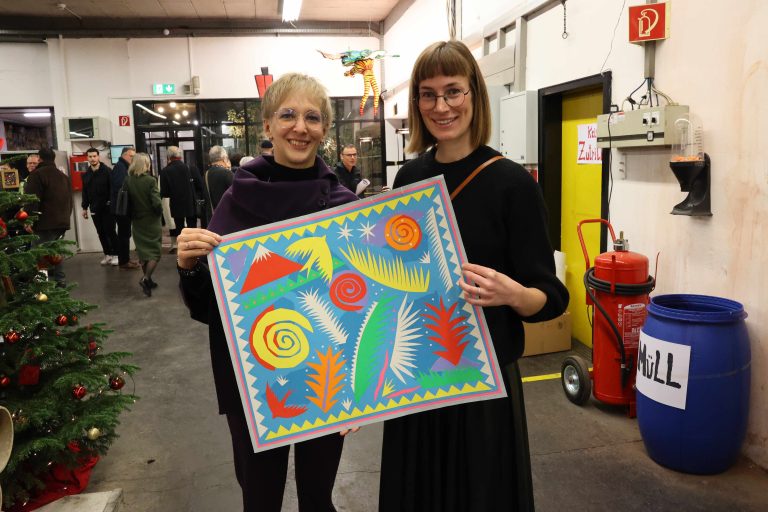 Rueff-Mitarbeiterin Bettina Hart und Annika Tutsch.