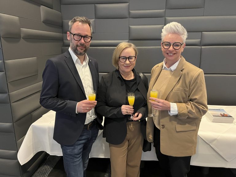 Sabine Nussbichler (M.) mit Elke und Robert Vögel.