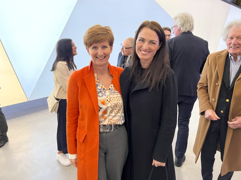 Sabine Tichy-Treimel und Verena Konrad genossen einen anregenden Abend.