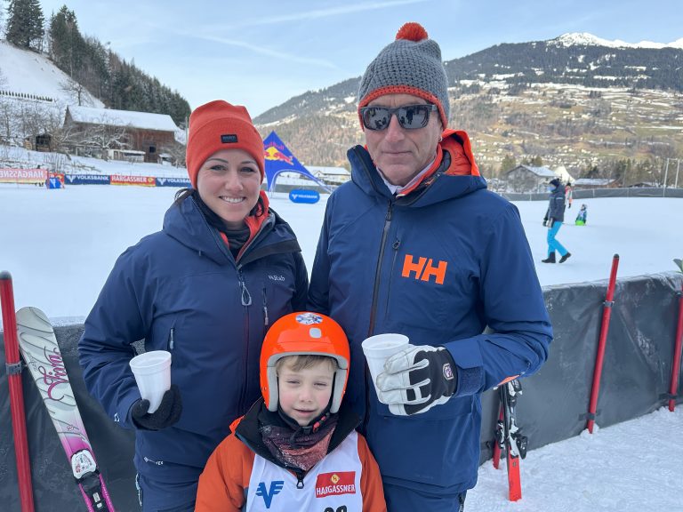 Sabrina und Luis Salzgeber mit Opa Bruno Vonderleu.