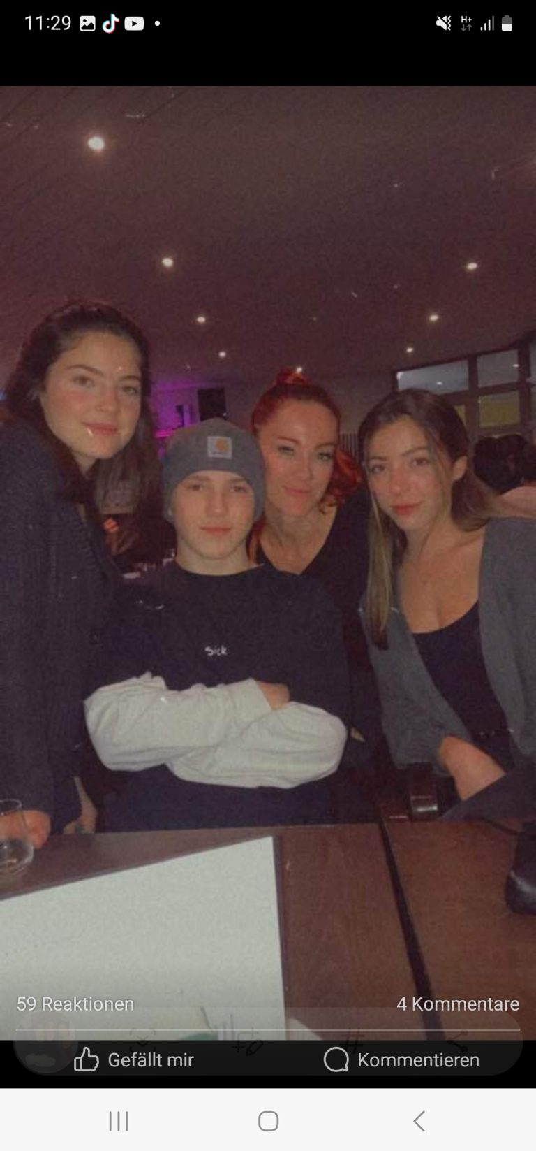 Andrea mit ihren drei Kindern Laetitia, Veronika und Petr. Auf ihren Nachwuchs ist Andrea mächtig stolz.