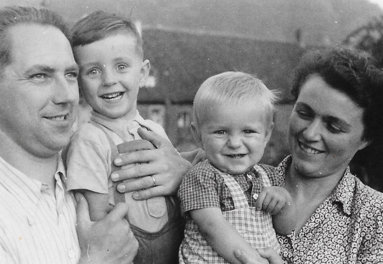 Albert Schelling mit seiner Familie hält Sohn Werner im Arm. 