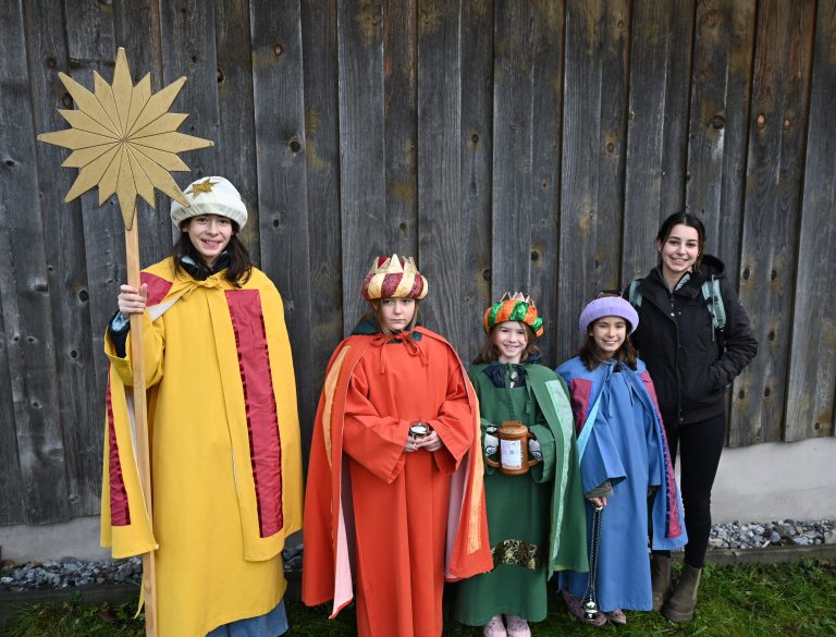 Die Sternsinger waren mit Begleitung unterwegs.