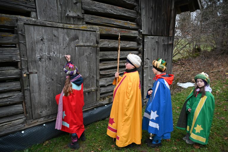 Die Sternsinger brachten mit der Aufschrift „20-C+M+B-24“ ihren Segen. 