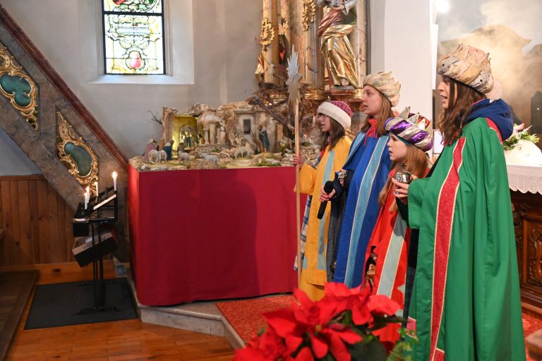 Die Sternsinger erfreuten die Brazer Bevölkerung mit ihren Texten und dem Sternsingerlied.
