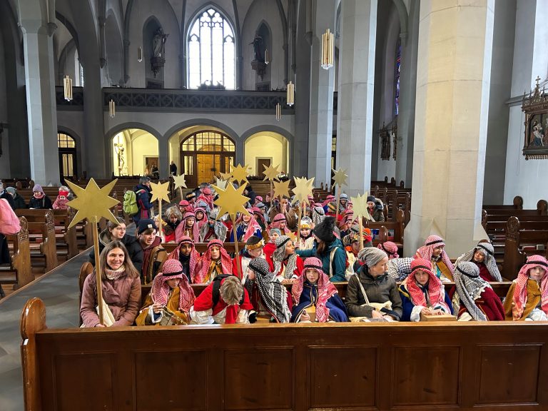 In der Pfarrkirche versammelten sich Sternsinger mit Pfarrmoderator Mag. Dr. Norman Buschauer. <span class="copyright">Pfarre Frastanz (5)</span>