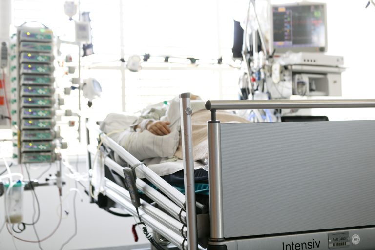 Glücklicherweise müssen nur die wenigsten von einer RSV-Infektion betroffenen Kinder intensivmedizinisch behandelt werden. vlkh/mathis