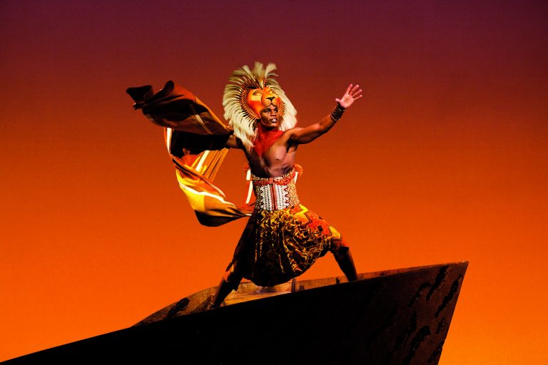 Das außergewöhnliche Musical zeigt Simbas Weg vom naiven Löwenjungen zum stolzen Löwenkönig. <span class="copyright">Johan Persson/Disney</span>