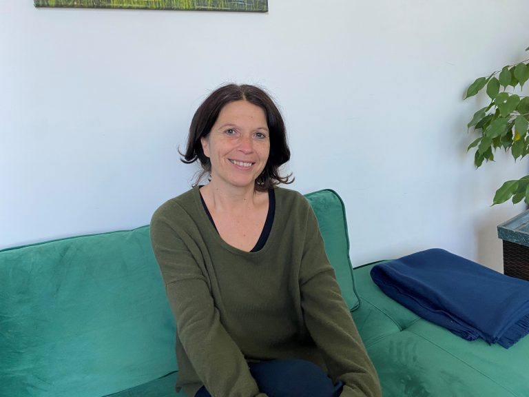 Für Ruth Schmiedberger, Lehrerin an der HAK in Lustenau, ist eine halbe Lehrverpflichtung genau das Richtige. <span class="copyright">VN/Hämmerle</span>