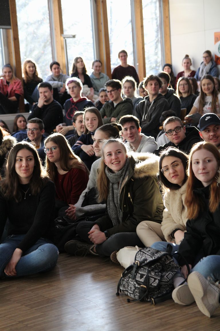 Hunderte Schülerinnen und Schüler können sich über soziale und kirchliche Berufe informieren.