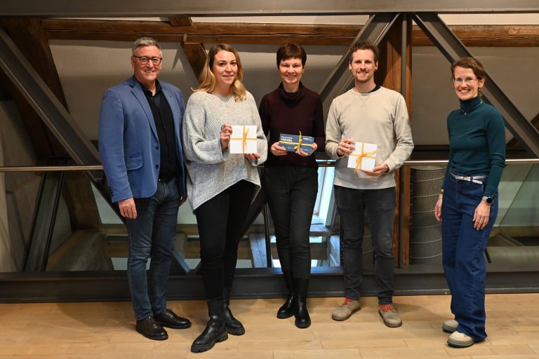 Die Gewinnerinnen und Gewinner der Umwelt-Umfrage mit Bürgermeister Wolfgang Matt und Christina Connert, Leiterin der Umweltabteilung. <span class="copyright">Stadt Feldkirch</span>