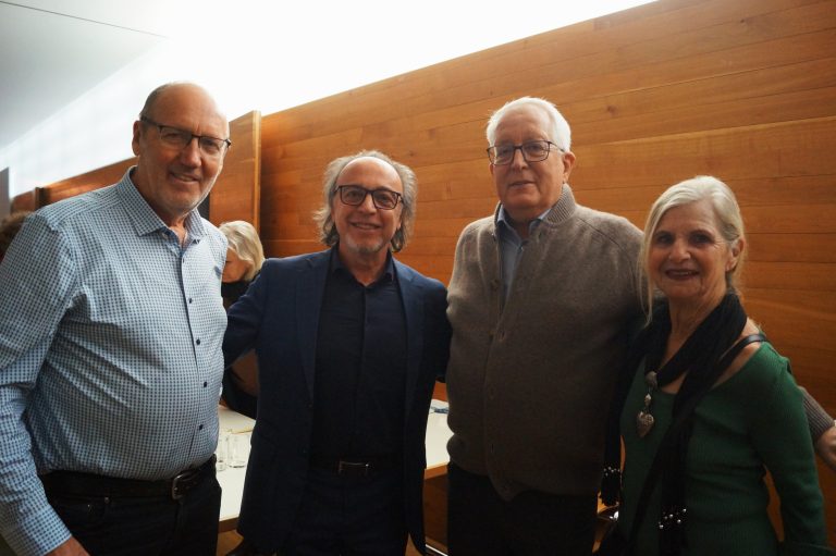 Unter den Ehrengästen Altbürgermeister Xaver Sinz, Musiker Roario Bonaccorso, Altbürgermeister Michael Simma und Annettte Sinz.