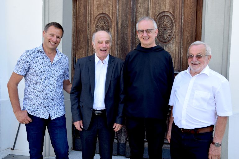 Martin Frohner (l.), im Bild mit Pfarrer Karl Bleiberschnig, Probst Martin Werlen und Georg Künz, engagiert sich ehrenamtlich im Nüziger Pfarrgemeinderat. <em><span class="copyright">SCOPOLI</span></em>