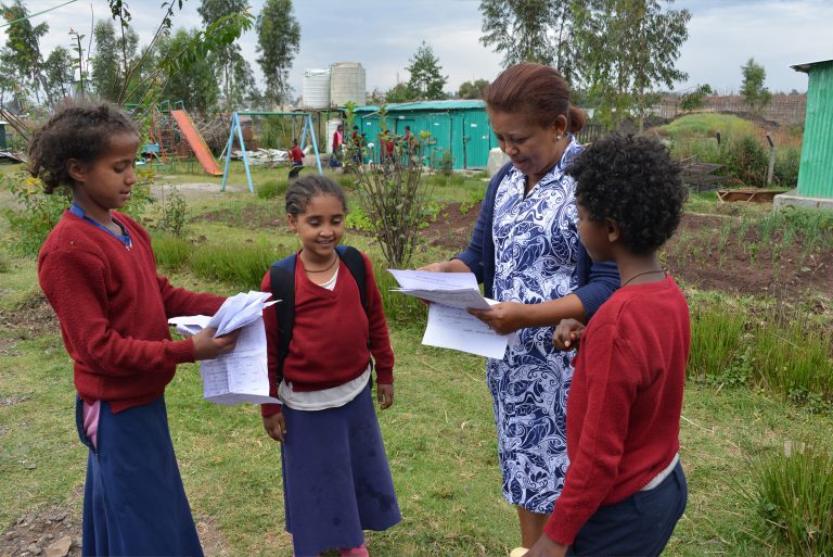 Die Äthiopierin Hanna Teshome nimmt seit 30 Jahren Waisen- und Straßenkinder an die Hand. <em><span class="copyright">ZÜNDEL</span></em>