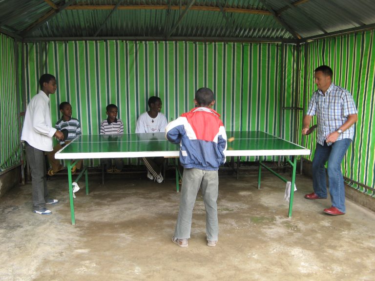 Kinder aus Hanna Teshomes Waisenhaus in Addis Abeba spielen Tischtennis mit Martin Frohner. <em><span class="copyright">ZÜNDEL</span></em>