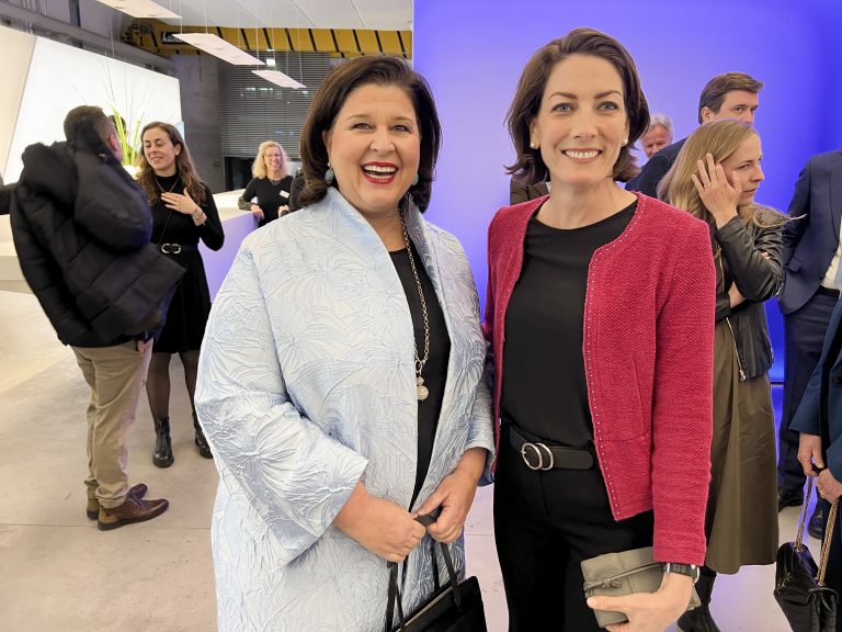 Verena Brunner-Loss und Veronika Marte gehörten zu den zahlreichen Gästen.