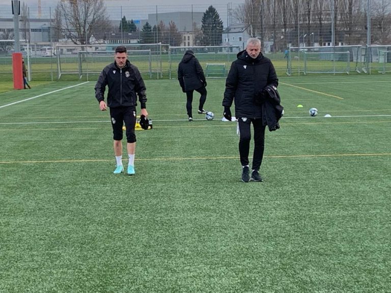 Mittelfeldmann Petar Dodig (27) verlässt mit einer Schienbeinwunde das Training. <span class="copyright">Knobel</span>