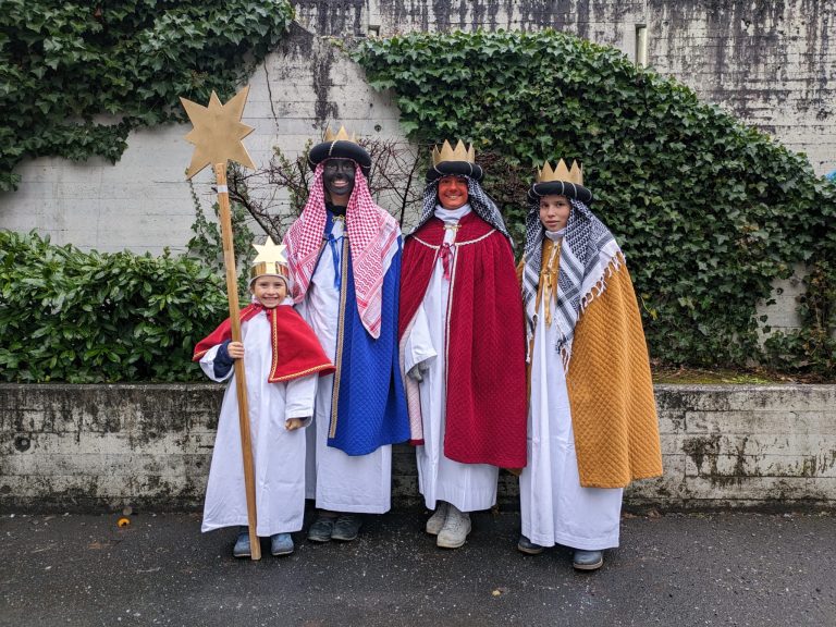 Groß und Klein wollten gerne zum Jubiläum der Sternsinger-Aktion dabei sein.