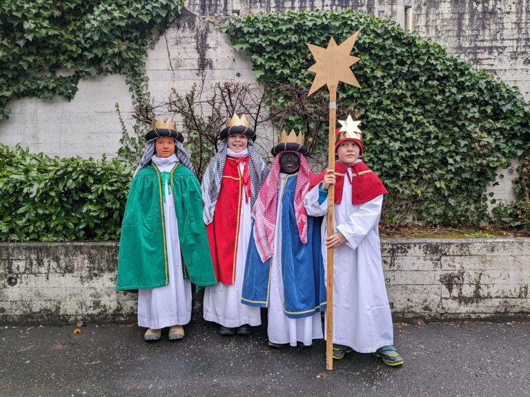 Als Caspar, Melchior, Balthasar und der Stern zogen die Kinder zu den Häusern hinaus.