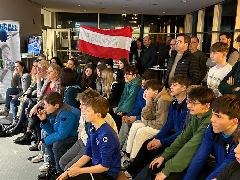 Die Handballfans in Feldkirch verfolgen das Spiel von Österreich gegen Deutschland gespannt vor dem Großbildschirm. B<span class="copyright">W Feldkirch</span>