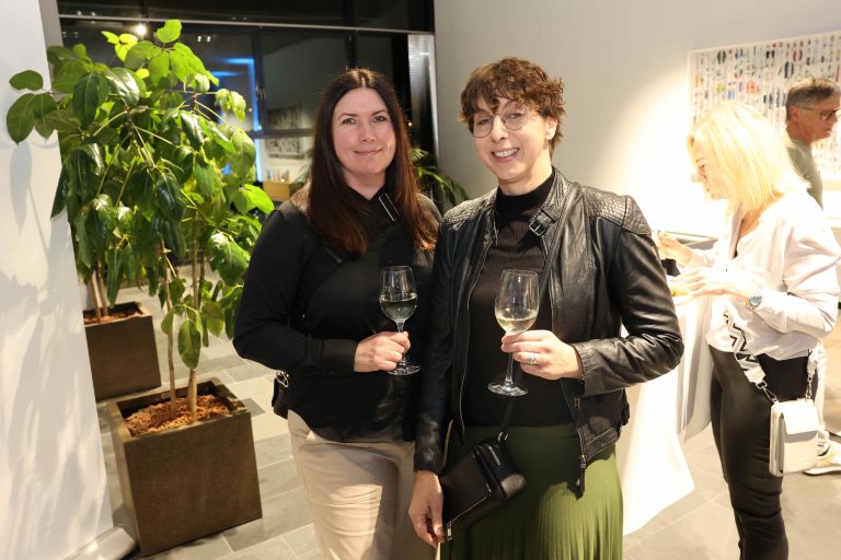 Claudia Giesinger (Installateur Bernd Langer) und Verena Karlinger.