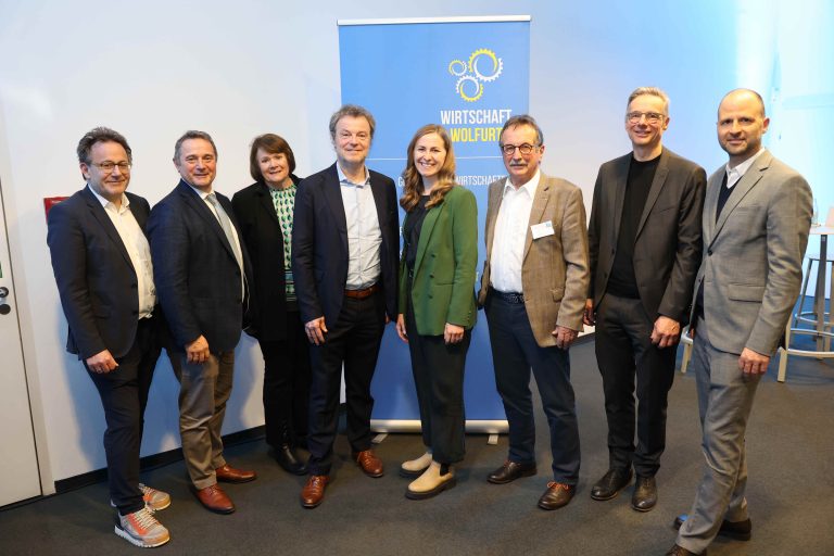 Jürgen Adami (Raiba) Nationalrat Norbert Sieber, Bürgermeisteirn Irmgard Hagspiel, Günther Lehner (Alpla), Abgeordnete Christina Hörburger, Organisator Walger Eberle, Gerald Fitz (Haberkorn) und Landesrat Marco Tittler.