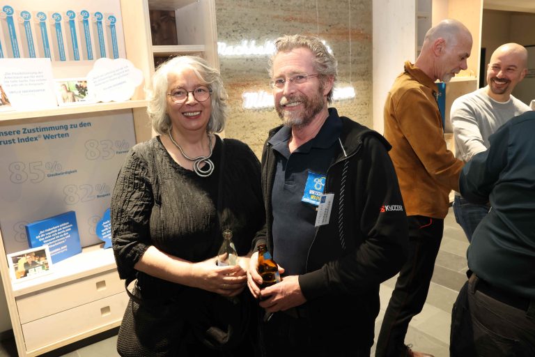 Sabine und Wolfgang Schwärzler (Bienenhaus).