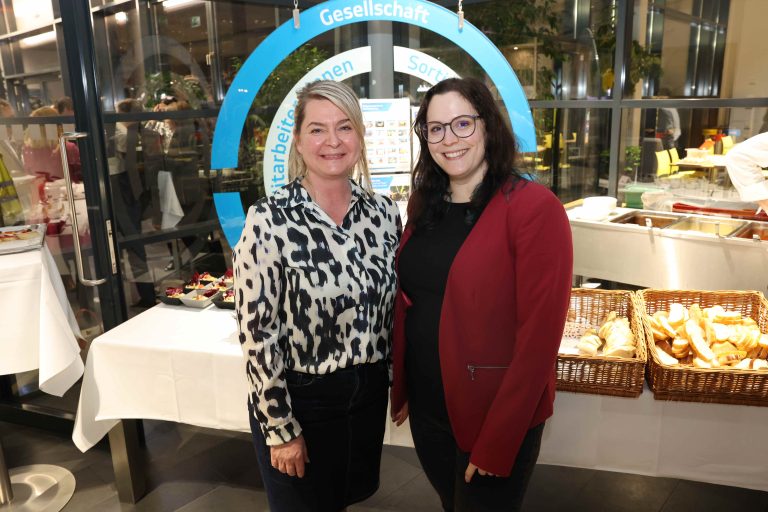 Simone Gebhard (Haberkorn) und Tina Winkler (Marktgemeinde).