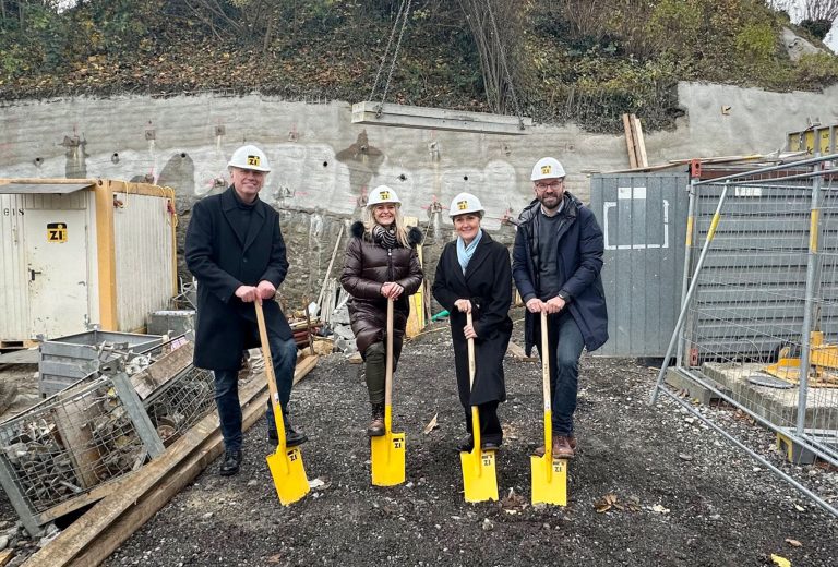 Ende November setzten Michael Felder, Jutta Nenning, Bürgermeisterin Angelika Moosbrugger und Martin Dür (v. l.) den Spatenstich.