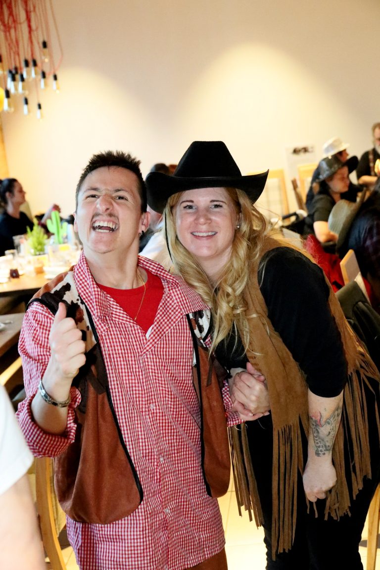 Begeistere Gäste beim Zivilinvalidenball.
