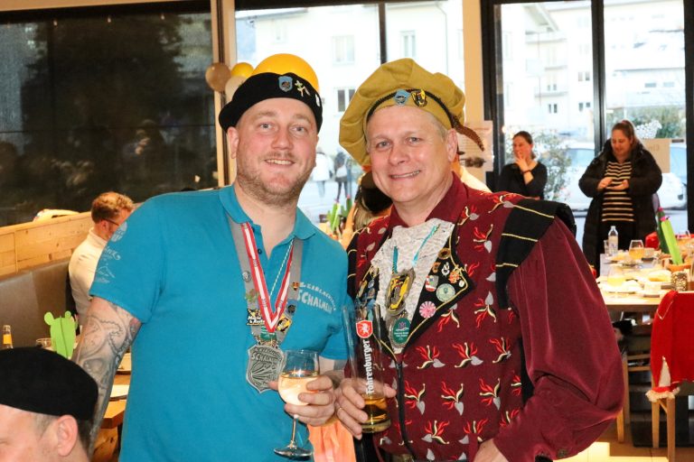 Schalmei Tom und Raubritterkomtur Thomas freuten sich über den Auftritt beim Zivilinvalidenball.